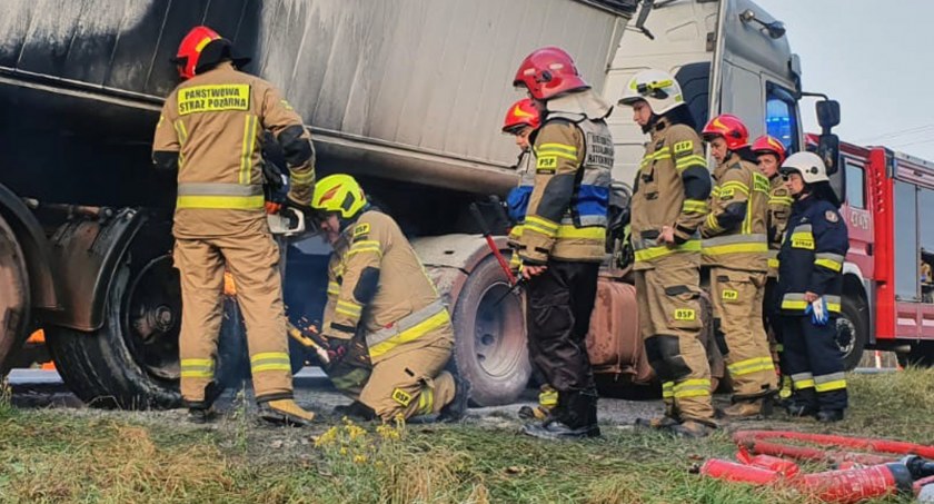 JACENTÓW. Zapaliło się koło naczepy renaulta