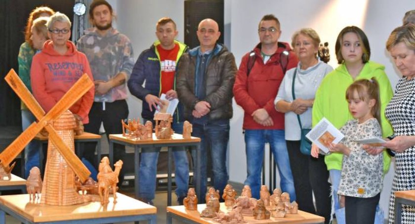 W koneckim Domu Kultury - Monachomachia w drewnie