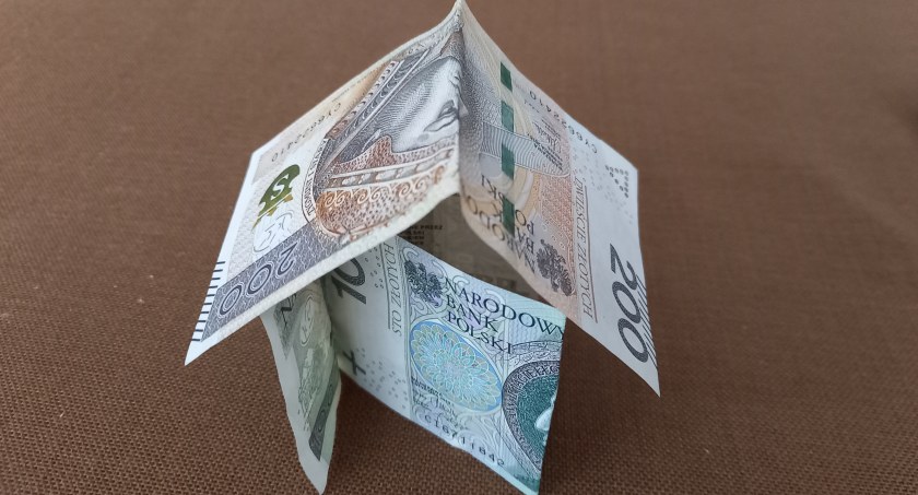 Jak gminy powiatu koneckiego pozyskują pieniądze z Unii Europejskiej? Kto na szczycie, a kto na dole rankingu?