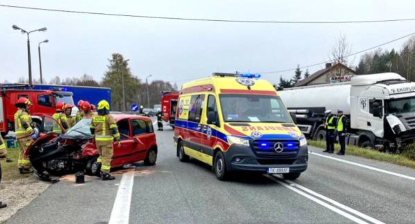 BARAK. Fiat zderzył się z ciężarową scanią. Dwie osoby na SOR-ze