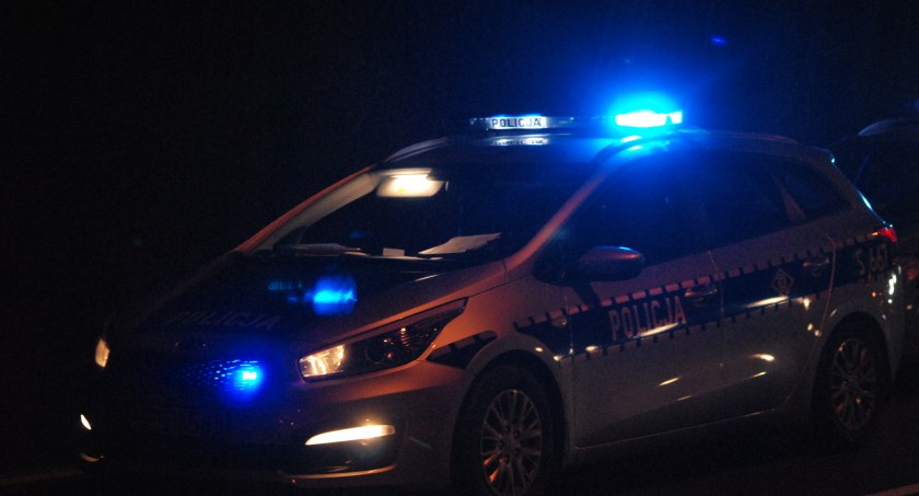 Końskie. Samochód zgłosił służbom, że miał wypadek. Woła o pomoc...