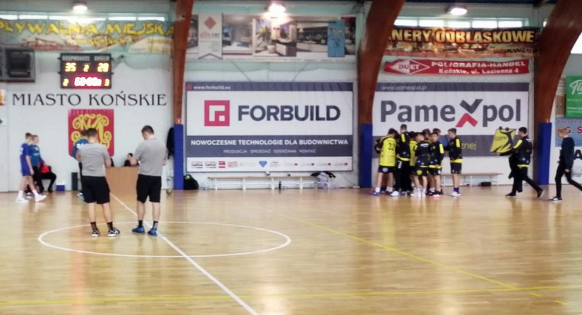 Koneccy juniorzy młodsi zagrali ze szczypiornistami z Kielc