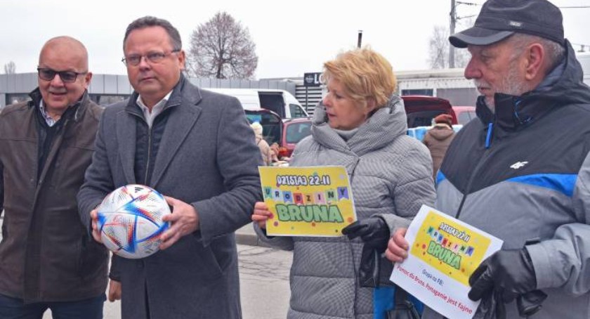 Końskie. Piłka z autografem Lewego, na licytację dla Bruna