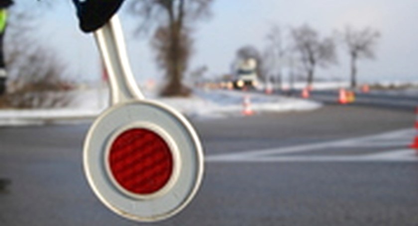 POWIAT KONECKI. Zderzyły się dwa volkswageny, a fiat wylądował na słupie