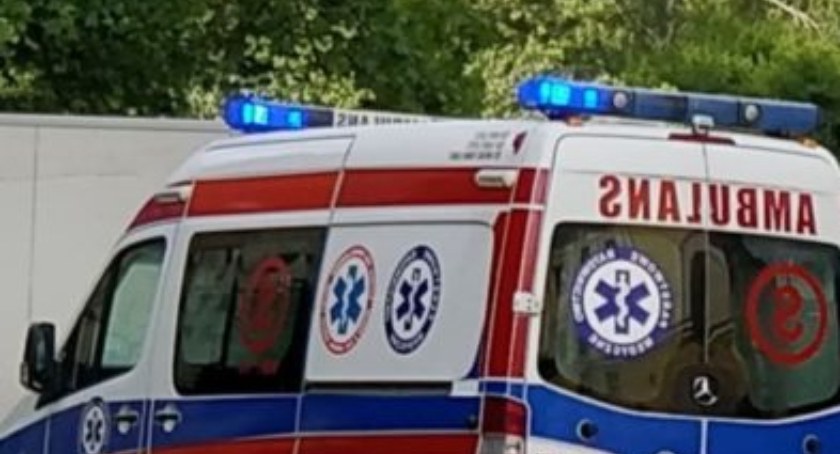 CZERMNO.  Mężczyzna zaklinowany między schodami, a ścianą