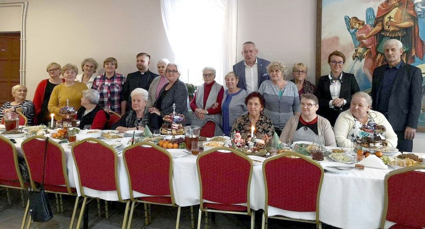 Seniorzy z Gowarczowa podzielili się opłatkiem [ZDJĘCIA]