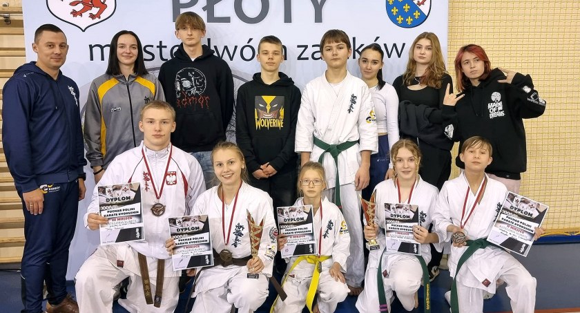 Zawodnicy Koneckiego Klubu Karate Kyokushin z kolejnymi trofeami