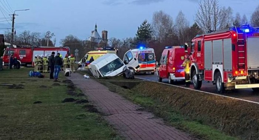 W Fałkowie bus wpadł do rowu i uderzył w betonowy przepust. Są poszkodowani