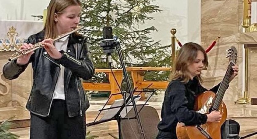  Uczniowie szkoły muzycznej kolędowali w koneckim kościele