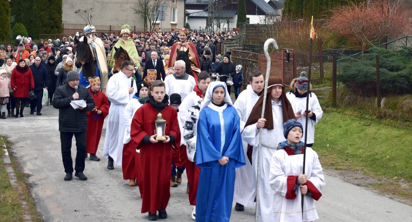 Ulicami Gowarczowa przeszedł pierwszy Orszak Trzech Króli [ZDJĘCIA]