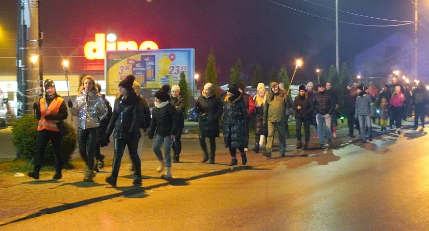 GMINA SMYKÓW. Maszerowali z pochodniami dla Krzyśka [ZDJĘCIA]