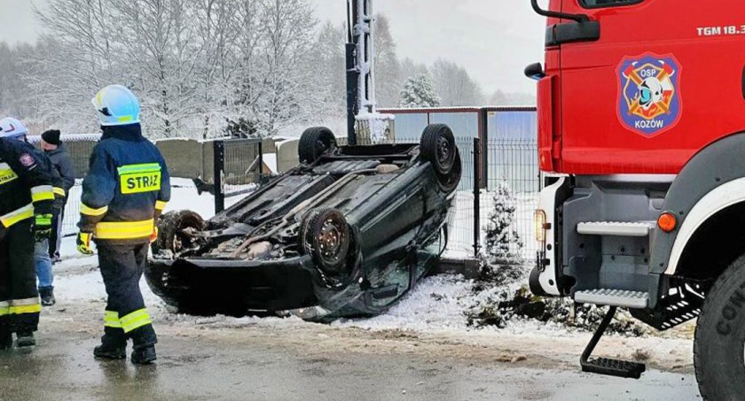 Po poślizgu dachowała na płocie
