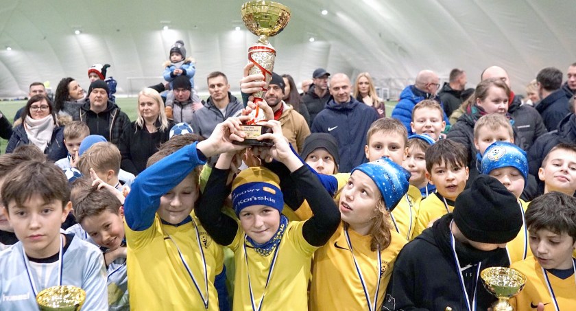 Młodzi koneccy piłkarze z głównym trofeum turnieju w Bilczy [ZDJĘCIA]