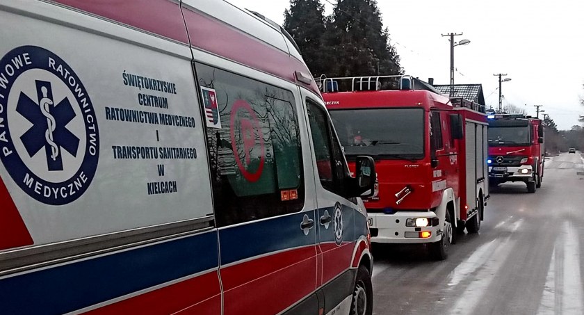 POWIAT KONECKI. Strażacy dotarli do poszkodowanych przed pogotowiem