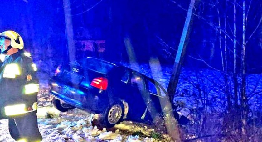 W gminie Radoszyce auto zwaliło słup linii elektrycznej
