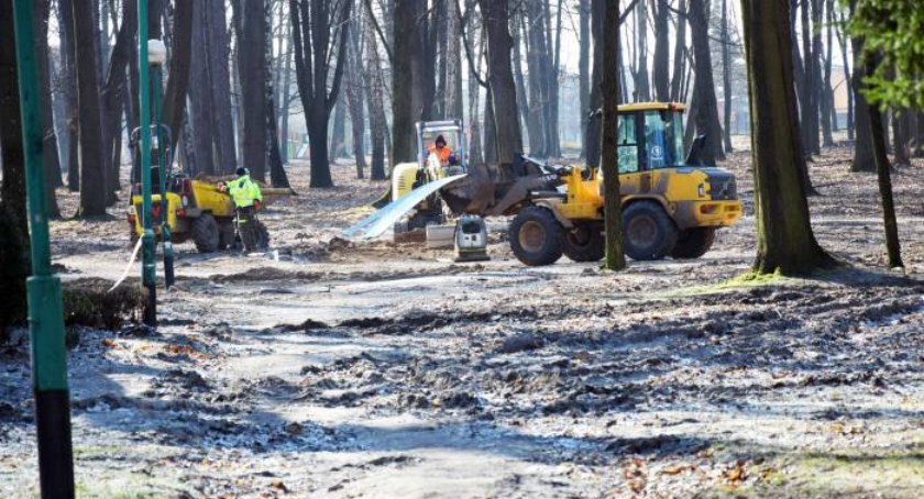 Park im. Małachowskich w Końskich wraca do świetności. Kiedy koniec prac?