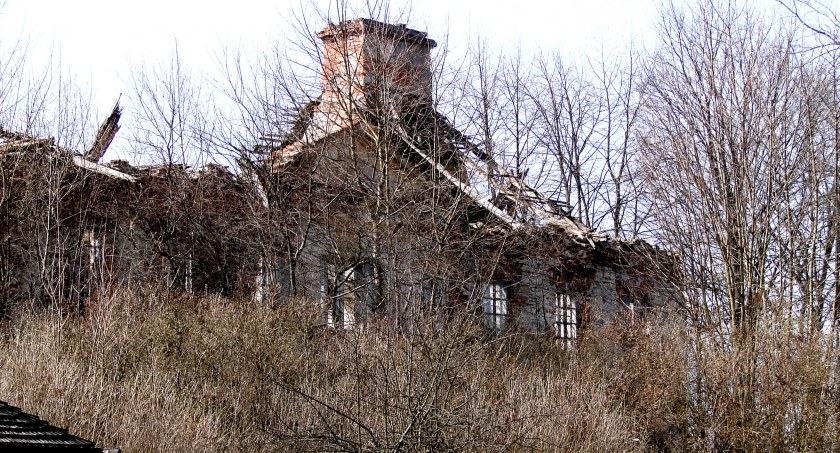 Muzeum w Sielpi. Rdza trawi żelazny dach, czas gryzie murowane ściany