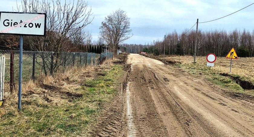 W gminie Gowarczów znika ostatnia piaszczysta droga powiatowa [ZDJĘCIA]