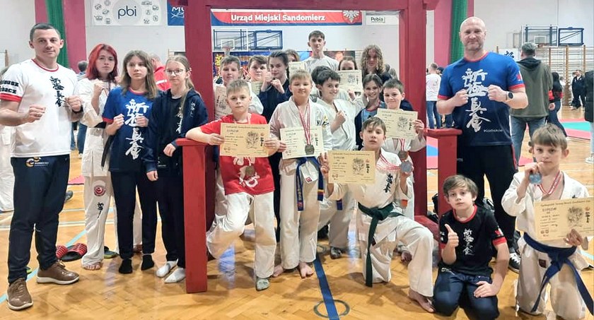 Zawodnicy Koneckiego Klubu Karate Kyokushin z kolejnymi sukcesami. Trener Mateusz Garbacz z awansem [ZDJĘCIA]