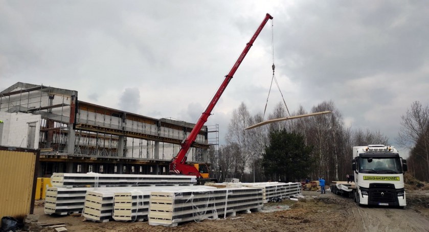 BEDLNO. Po uciekinierach nowa firma buduje halę sportową