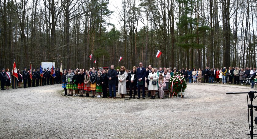 GMINA SMYKÓW. Pamięć, hołd i Msza Święta za pomordowanych przez Niemców mieszkańców Królewca i Adamowa [ZDJĘCIA]