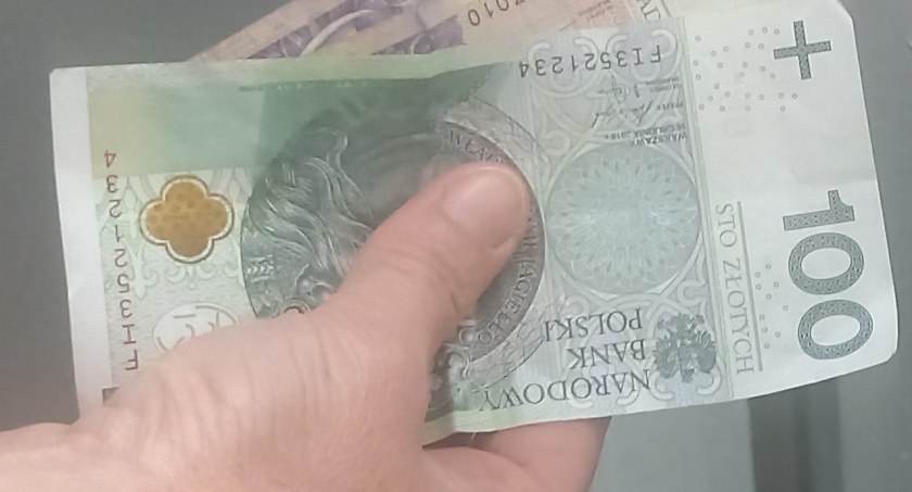 Fałszywy urzędnik i inni oszuści wyłudzają pieniądze od mieszkańców powiatu koneckiego