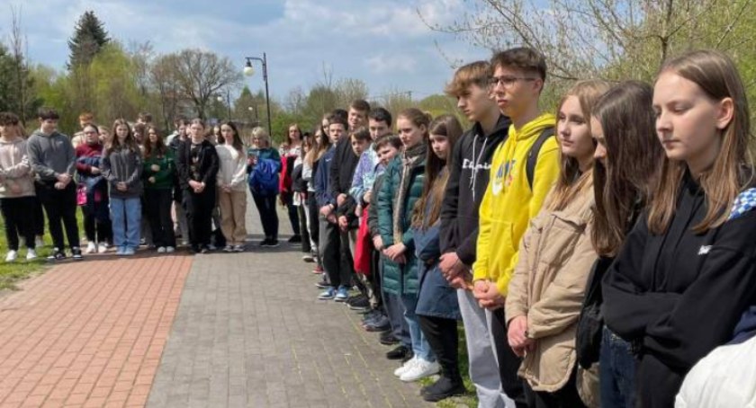 Kwiaty i światła pamięci w koneckiej Alei Katyńskiej