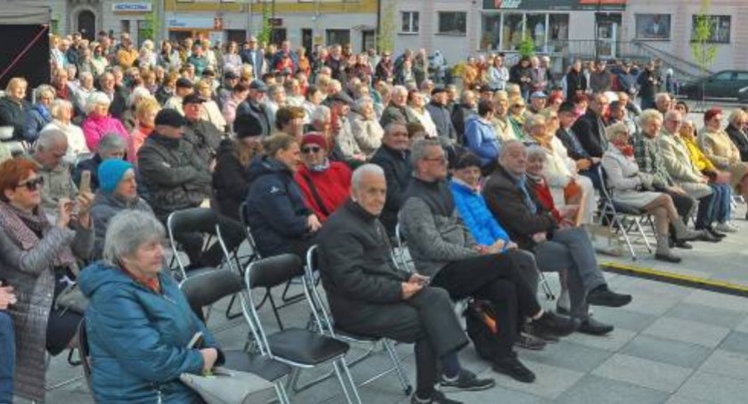 Na koneckim rynku nagrodzili artystów brawami na stojąco