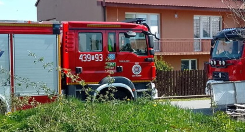 W Fałkowie i Końskich strażacy z policją wchodzą do mieszkań. Znaleźli zmarłych