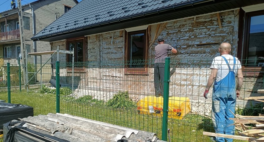 DZIEBAŁTÓW. Prace budowlane w bibliotece
