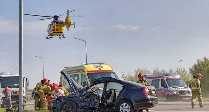 Wypadek. Autobus z dziećmi zderzył się z osobową skodą w Końskich. Osoby nieprzytomne trafiły do szpitala 