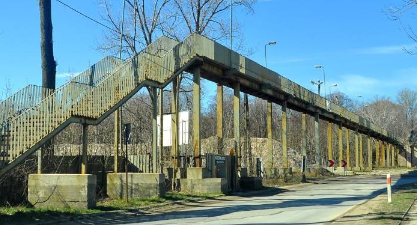 Kładka nad torowiskiem w Końskich do demontażu. Dlaczego?