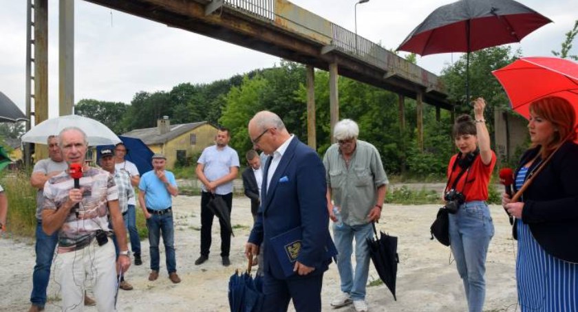 Gorąca dyskusja w cieniu zardzewiałej kładki nad torami w Końskich