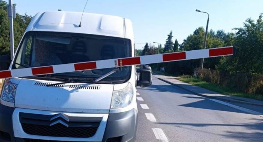 Kobieta wjechała w opuszczający się szlaban na przejeździe kolejowym w Końskich