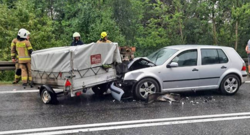 Jacentów. Odpięła się od volkswagena i zderzyła z oplem i volkswagenem