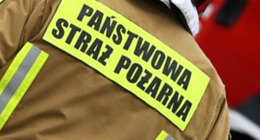 KOŃSKIE. Pomagali medykom w wejściu do domu