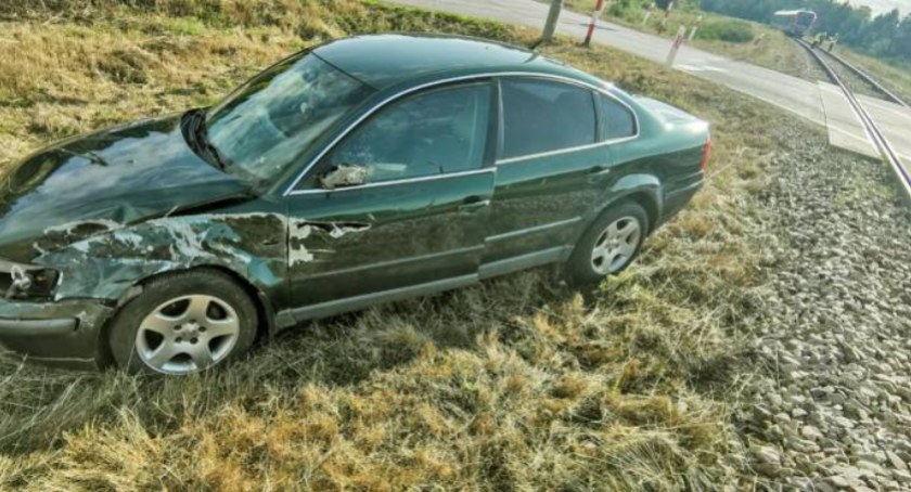 W Stąporkowie volkswagen zderzył się z pociągiem