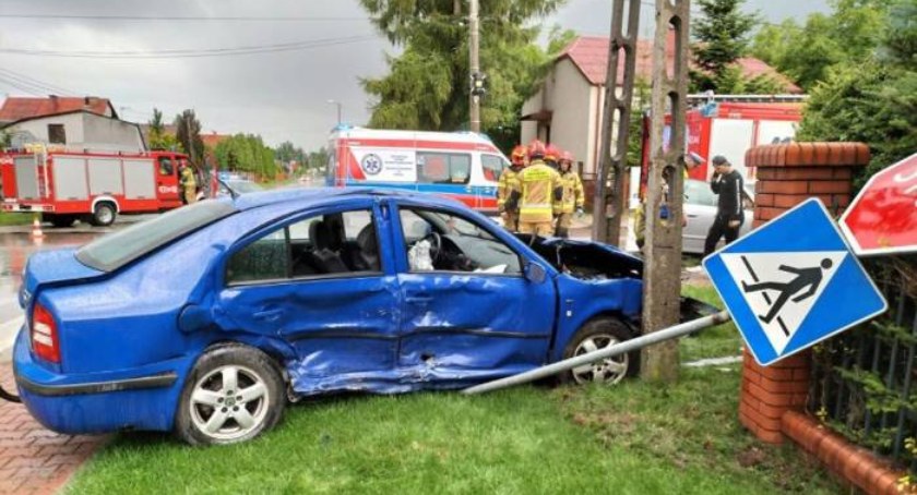 Trzy osoby poszkodowane po zderzeniu aut w Końskich
