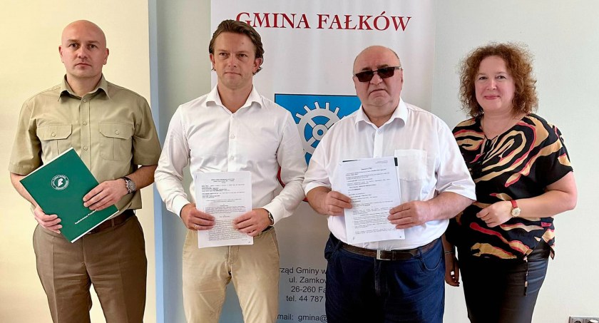 Gm. Fałków. Nowa droga w Papierni i przebudowa w Stomorgach