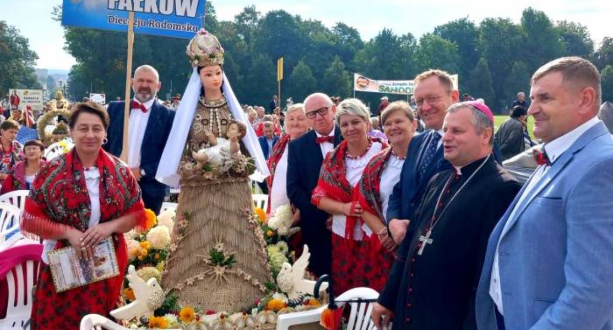Ten piękny wieniec dożynkowy z Fałkowa zaprezentowano na Jasnej Górze