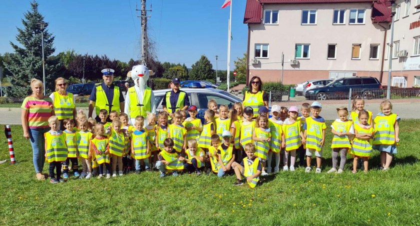 Przedszkolaki ze Smykowa ważne znaki znają i zasad bezpieczeństwa pilnie przestrzegają!
