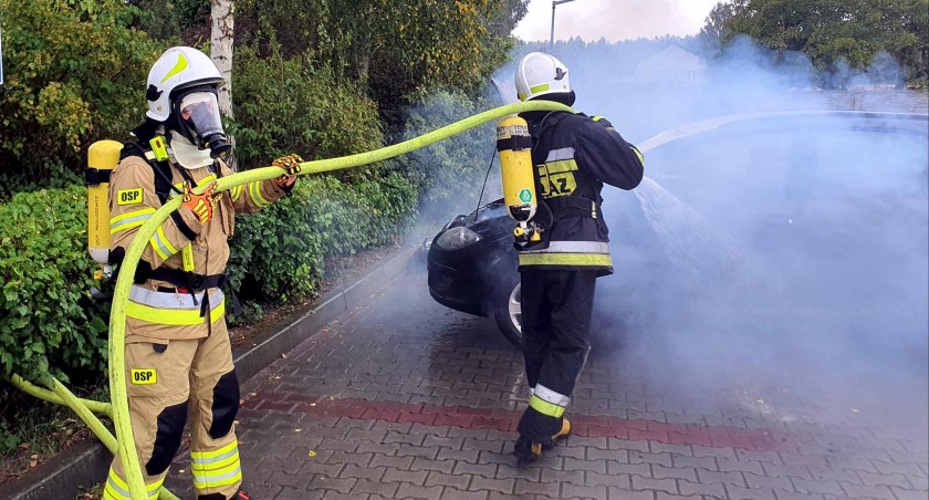 GOWARCZÓW. Podczas tankowania na stacji paliw w aucie pojawił się ogień [ZDJĘCIA]
