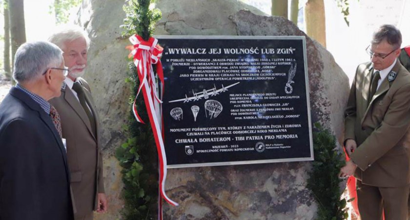 Patriotyczna uroczystość i odsłonięcie pomnika cichociemnych w Rezerwacie Piekło pod Niekłaniem