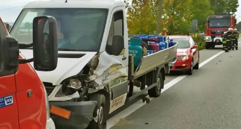 Zderzyły się trzy auta ww Smykowie. Powiało grozą bo dostawczak wiózł butle z gazem