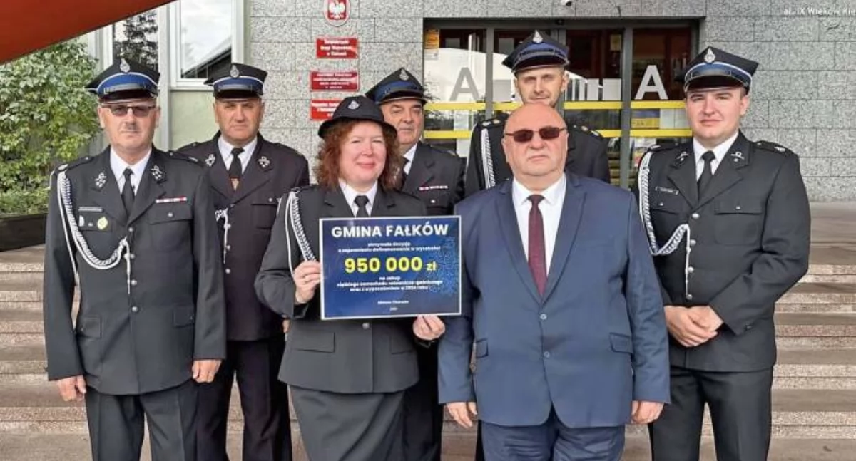 Jeszcze jeden wóz strażacki w gminie Fałków