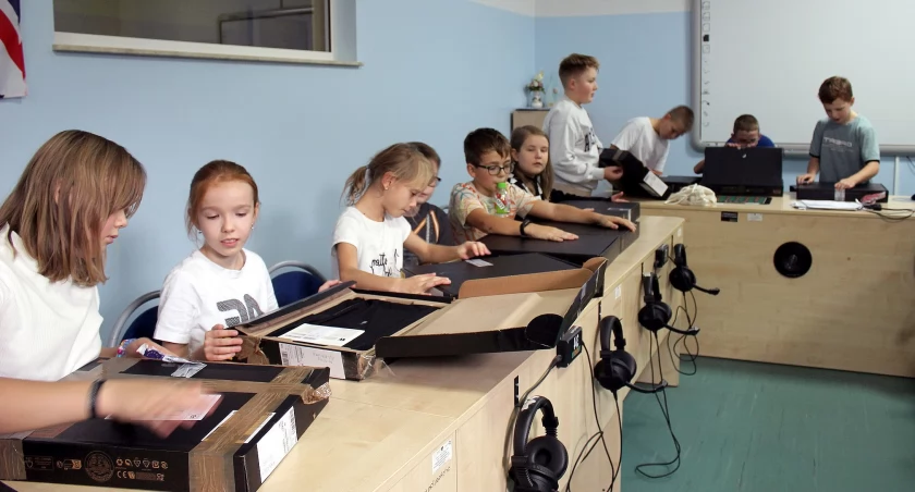 GMINA SMYKÓW. Kolejne laptopy trafiły do uczniów z naszego regionu
