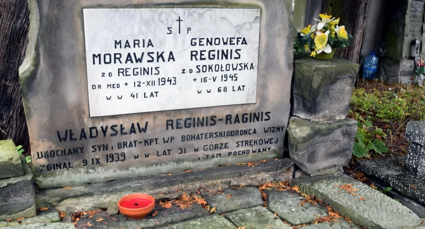 Symboliczny grób  Władysława Reginisa-Raginisa, bohatera spod Wizny, jest w Końskich