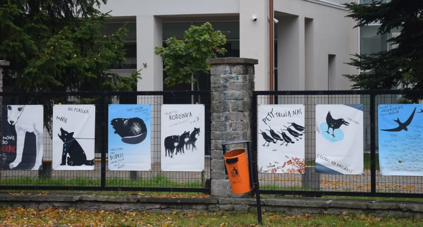 Wystawa plakatów Danuty Żukowskiej w obronie zwierząt w Końskich