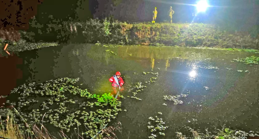 Kobieta uratowana przez policjantów ze stawu w Jóźwikowie. Strażacy szukali drugiej osoby...