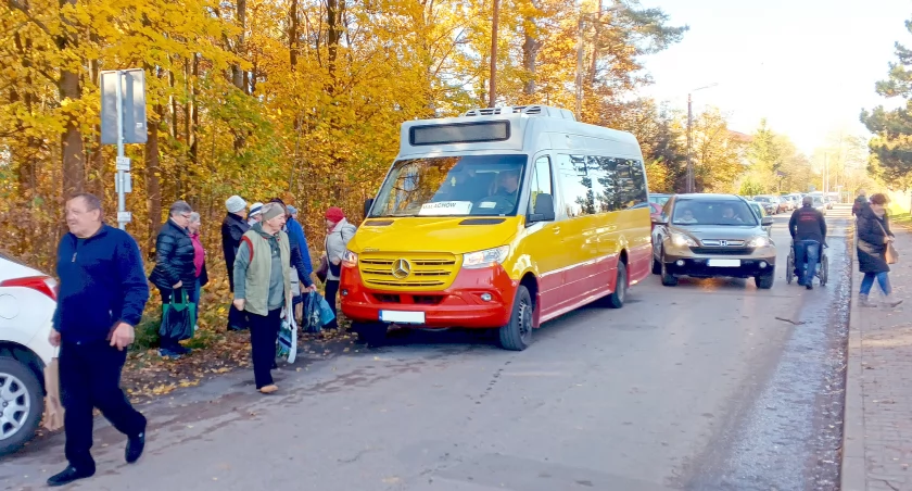 KOŃSKIE. Komunikacja publiczna. Busy wożące pasażerów na cmentarz pękały w szwach